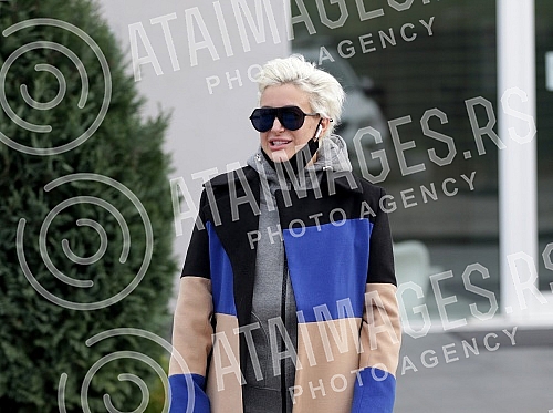 Television presenter Dusica Jakovljevic released from the clinic where she underwent surgery - breast augmentation.Televizijska voditeljka Dusica Jakovljevic izlazi iz klinike gde se podvrgla operaciji - povecanje grudi.