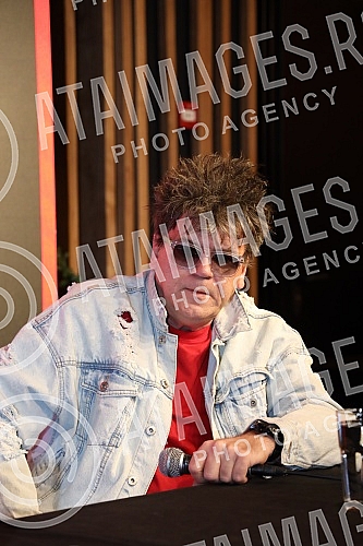 A press conference on the occasion of the announced second concert of the Red Apple group on April 15 in Kombank Hall was held at the Lisbon Club in Kombank Hall.Konferencija za medije povodom najavljenog drugog koncerta grupe Crvena jabuka  15. a