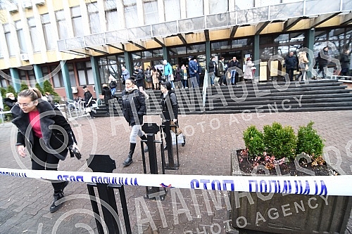 Another report that a bomb had been planted in the Novi Sad court, the building was emptied.Jos jedna dojava da je u novosadskom sudu postavljens bomba , zgrada je ispraznjena.
