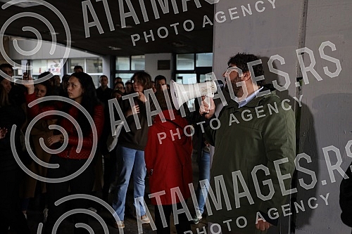 Students are not for sale - protest of students on the plateau near the Faculty of Philosophy.
Studenti nisu na prodaju - protest studenata i studentkinja na platou kod Filozofskog fakulteta. Students are not for sale - protest of students on the plateau near the Faculty of Philosophy.
Studenti nisu na prodaju - protest studenata i studentkinja na platou kod Filozofskog fakulteta.