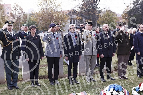 By laying wreaths at the Commonwealth Cemetery, the British Embassy in Serbia marked World War I Armistice Day, and the ceremony was led by British Ambassador Sian MacLeod. Polaganjem venaca na groblju Komonvelta, ambasada Velike Britanije u Srbiji