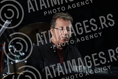 A concert in honor of the legendary drummer Dragoljub Djuricic, the man with the biggest smile on the domestic music scene, was held at the Atelier 212 theater.
Koncert u cast legendarnog bubnjara Dragoljuba Djuricica, coveka sa najvecim osmehom na A concert in honor of the legendary drummer Dragoljub Djuricic, the man with the biggest smile on the domestic music scene, was held at the Atelier 212 theater.
Koncert u cast legendarnog bubnjara Dragoljuba Djuricica, coveka sa najvecim osmehom na