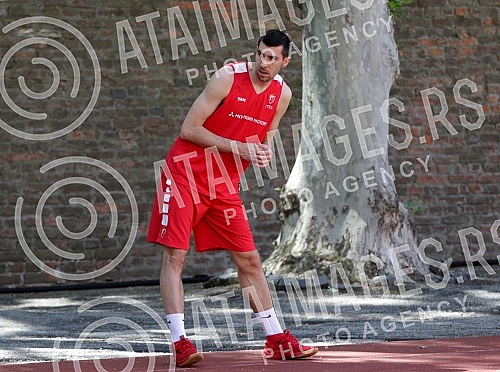 Red Star basketball players are returning to rhythm during training after a two-month break due to coronavirus pandemic. Kosarkasi Crvene zvezde se na treningu vracaju  u ritam posle dvomesecne pauze zbog pandemije korona virusa.