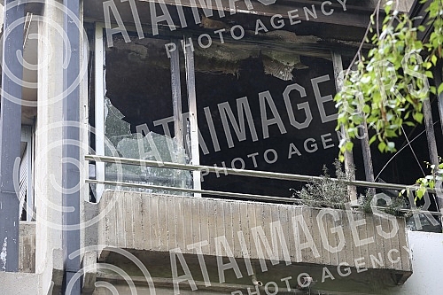 In Zemun settlement Galenika, apartment in a building in the street Joseph Sener number 18 burnt and found the lifeless body of a female person. U zemunskom naselju Galenika  izgoreo je stan u zgradi u ulici Josipa Senera broj 18,  a pronadjeno je b