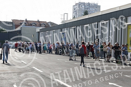 Lidl Serbia has opened a new store in Belgrade, in Karaburma, which is the 51st store of this chain in Serbia.Lidl Srbija otvorio je novu prodavnicu u Beogradu, na Karaburmi, koja cini 51. prodajni objekat ovog lanca u Srbiji.