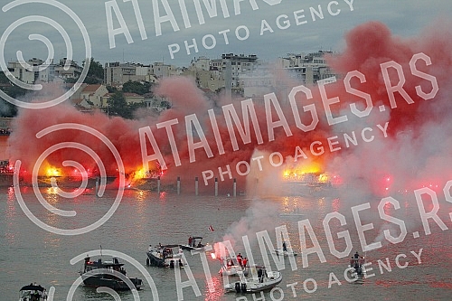Zvezda's ball on the water - a spectacular celebration of the 32nd title of Serbian champion of fans and football players.Zvezdin bal na vodi - spektakularna proslava 32. titulu sampiona Srbije navijaca i fudbalera.