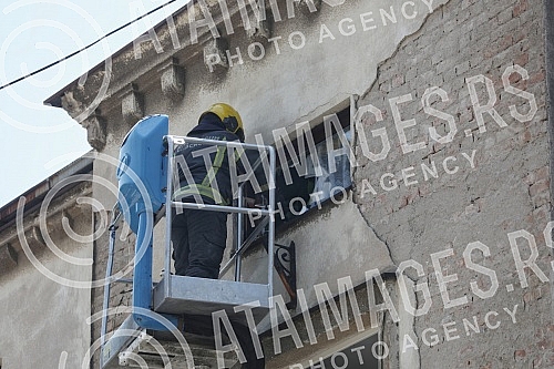 Residents of Vidovdanska Street, whose building collapsed two weeks ago, are taking over personal belongings from the ruins today, with the help of firefighters, ie personal documents, photographs, and favorite memories.Stanari Vidovdanske ulice, c