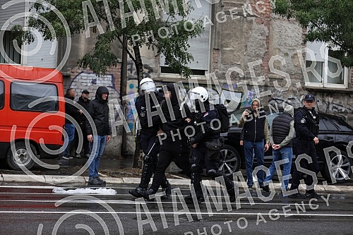 The police blocked the opponents of Europride in the central city streets, and some of them were detained.Policija je blokirala protivnike Europrajda u centralnim gradskim ulicama, a neki od njih su i privedeni.