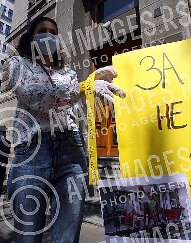 In front of the Serbian Government building, the Association for the Protection of Constitutionality and Legality submitted a petition with 60,000 signatures for the purpose of banning the reality program during the state of emergency.Ispred zgrade 