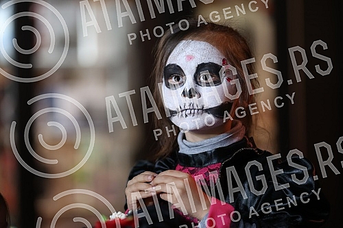 The Embassy of Mexico in Serbia and the Cervantes Institute in Belgrade mark the famous Mexican holiday Day of the Dead with a big celebration and presentation of the traditional altar of the dead.Ambasada Meksika u Srbiji i Institut Servantes u Be