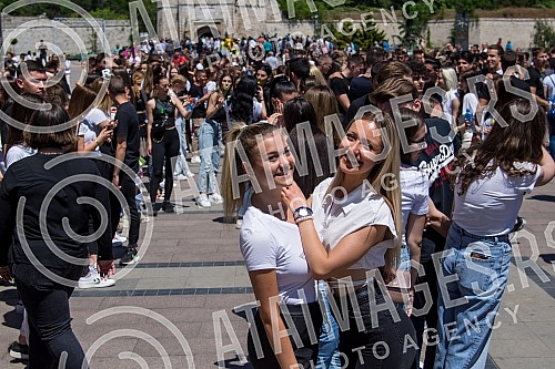 raduates of nis secondary vocational schools and grammar schoolsdanced the traditional Prom at the King of Milan Square at noon to the sounds of waltzes, which symbolically ended their schooling.Maturanti niskih srednjih strucnih skola i gimnazija 