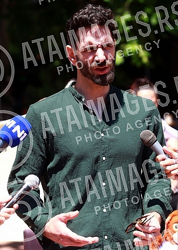 The Kreni-promeni movement and the Association for the Protection of Constitutionality and Legality organized a performance and a press conference in front of REM on the occasion of petitions to take away the frequency from Happy and Pink televisions The Kreni-promeni movement and the Association for the Protection of Constitutionality and Legality organized a performance and a press conference in front of REM on the occasion of petitions to take away the frequency from Happy and Pink televisions