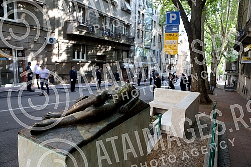 As part of the celebration of Interior Ministry Day and Police Day, a police delegation laid a wreath at the Cukur Fountain, which is of historical importance to the Serbian police, since it clashed with the Turkish army for the first time. U sklop