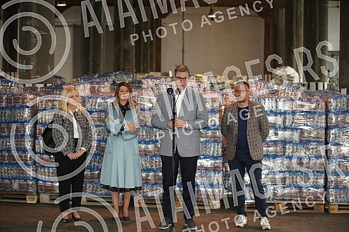 The President of the Republic of Serbia, Aleksandar Vucic, visited the warehouse of the Republic Directorate for Commodity Reserves - General Cargo Warehouse, Belgrade.Predsednik Republike Srbije Aleksandar Vucic obisao je skladista Republicke dire