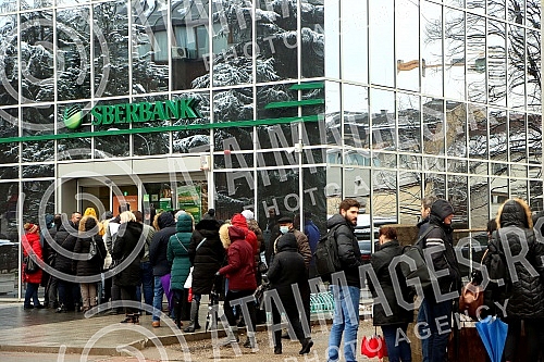 The Banking Agency of the Republika Srpska has taken over the management of Sberbank in the Republika Srpska, in accordance with the legal possibility, and in front of the central Sberbank in Banja Luka there is still a big crowd.Agencija za bankar
