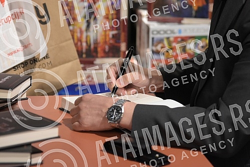 Miodrag Majic signed his books in Nis at the Vulkan Delta Planet bookstore.Miodrag Majic je svoje knjige potpisivao u Nisu u knjizari Vulkan Delta Planet.