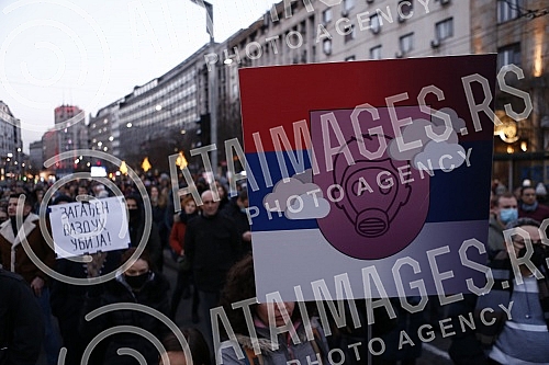  Protest for safe air no.4 started in Terazije, organized by a group of citizens of the Eco Guard, and after the address of the speakers, a walk to the Government of Serbia was announced.Na Terazijama je poceo protest Protest za bezopasan vazduh no