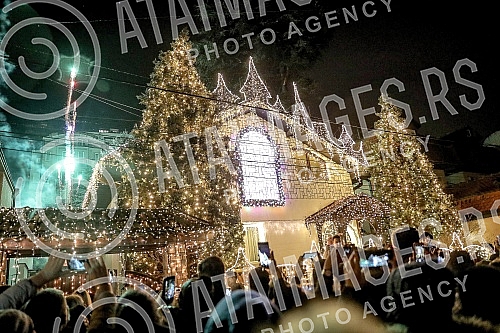 Vuk Tomic from Gostivarska on Vozdovac has been creating a winter fairy tale for 14 years in a row, embellishing his house more luxuriantly than those in Hollywood films.Vuk Tomic iz Gostivarske na Vozdovcu vec 14 godina zaredom stvara zimsku bajku 