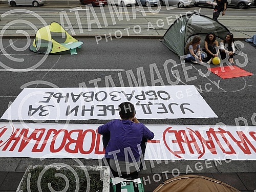 In front of the Ministry of Education, the student movement 