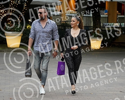 Singer Milica Jokic presented her project 3logija in the restaurant Topciderac, and celebrated with colleagues and associates the first million views for the song Nisi ti.Pevacica Milica Jokic je u restoranu Topciderac predstavila svoj projekat 3lo