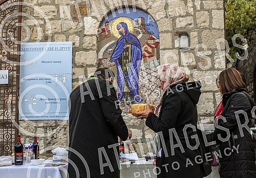 Orthodox believers in front of and in the Church of St. Petka on Kalemegdan on the occasion of the baptism of St. Petka. Pravoslavni vernici ispred i u Crkvi Svete Petke na Kalemegdanu povodom krsne slave Sveta Petka.