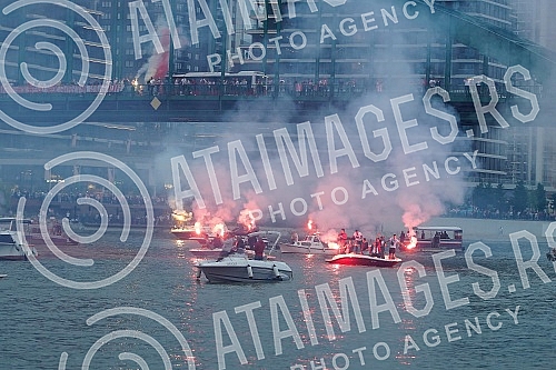 Zvezda's ball on the water - a spectacular celebration of the 32nd title of Serbian champion of fans and football players.Zvezdin bal na vodi - spektakularna proslava 32. titulu sampiona Srbije navijaca i fudbalera.