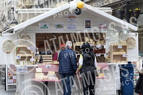 There is a relaxed festive atmosphere on the streets of Belgrade.Na ulicama Beograda vlada opustena praznicna atmosfera.