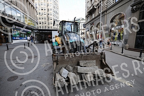 Reconstruction of electrical, telecommunication, water supply and sewerage installations in Sremska Street has begun, and instead of asphalt there will be stone slabs.Pocela je rekonsrukcija elektro, telekomunikacionih, vodovodnih i kanalizacionih 