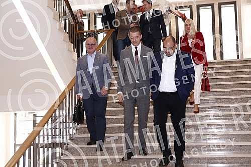 The Serbian Progressive Party held a session of the Main Board, which was preceded by a session of the SNS Presidency.Srpska napredna stranka odrzala j sednicu Glavnog odbora, kojoj je prethodila sednica Predsednistva SNS.