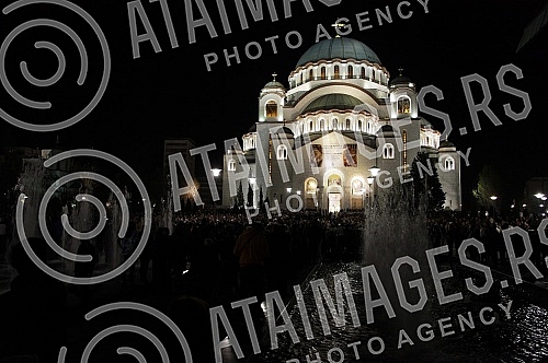 Svecani docek `Blagodatnog Ognja` iz Hrama Vaskresenja Hristovog u Jerusalimu ispred Hrama Svetog Save u Beogradu.