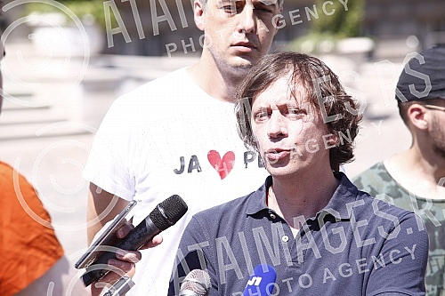 A press conference of the Environmental Uprising was held in front of the Belgrade City Assembly, where the Urban Project for the construction of the new port terminal in Belgrade was discussed.Ispred skupstine grada Beograda odrzana je konferencij