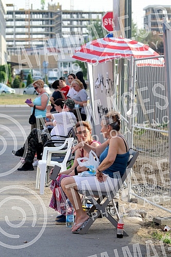 This morning, the Austrian company Drust continued the works in block 37, which angered the residents of the block who took to the streets again.
Austrijska kompanija Drust je jutros nastavila radove u bloku 37, sto je razljutilo stanare bloka koji This morning, the Austrian company Drust continued the works in block 37, which angered the residents of the block who took to the streets again.
Austrijska kompanija Drust je jutros nastavila radove u bloku 37, sto je razljutilo stanare bloka koji