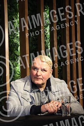 A press conference on the occasion of the Van Gogh group concert in the Kombank Hall was held at the Club Lisbon, and those present were able to see the premiere of the video for the song 