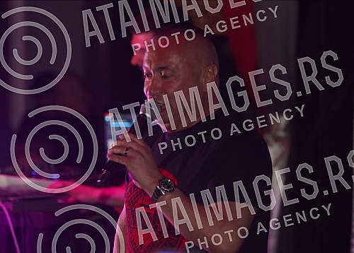 Performance of Radisa Trajkovic - Djani held on raft Na vodi kafana.Nastup Radise Trajkovic - Djani na splavu Na vodi kafana.