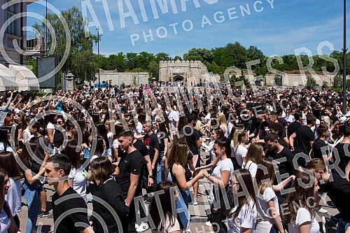 raduates of nis secondary vocational schools and grammar schoolsdanced the traditional Prom at the King of Milan Square at noon to the sounds of waltzes, which symbolically ended their schooling.Maturanti niskih srednjih strucnih skola i gimnazija 