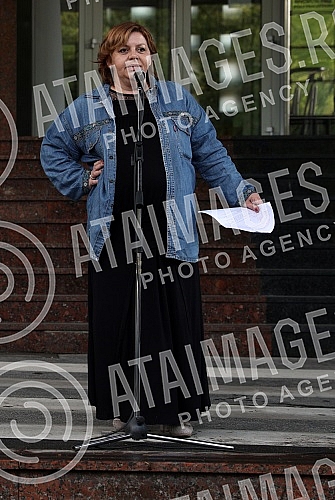 In front of the Ministry of education, celebrities read poetry by Desanka Maksimovic.Ispred Ministarstva prosvete poznate licnosti citale su poeziju Desanke Maksimovic.