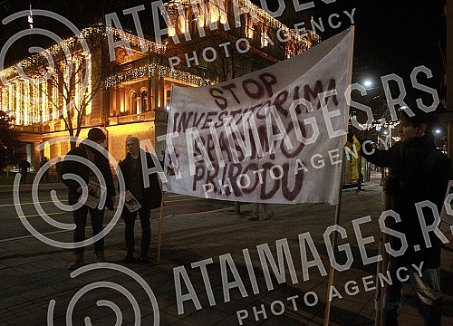 In front of the Presidency of Serbia, despite the ban on the gathering, several hundred citizens gathered at a protest organized by the organization Kreni - Promeni, demanding a ban on the extraction of pine and lithium.Ispred Predsednistva Srbije,