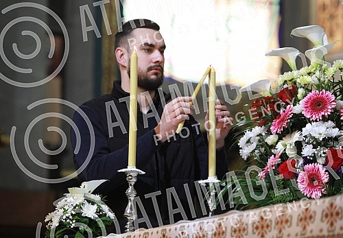 In the afternoon, the Plastanica was presented in the Cathedral, which symbolizes the cloth in which Jesus was wrapped after being removed from the cross, and it shows Christ's laying in the tomb.
U Sabornoj crkvi popodne je izneta Plastanica, koja In the afternoon, the Plastanica was presented in the Cathedral, which symbolizes the cloth in which Jesus was wrapped after being removed from the cross, and it shows Christ's laying in the tomb.
U Sabornoj crkvi popodne je izneta Plastanica, koja