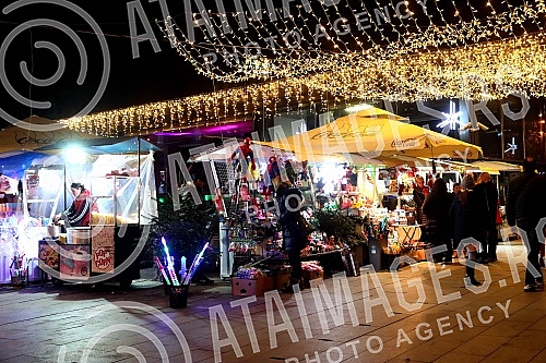 The Banja Luka Winter 2021/2022 event is being held in Petar Kocic Park, and over 100,000 lamps and lanterns have lit up Banja Luka this winter.Manifestacija Banjalucka zima 2021/2022 odrzava se u parku Petar Kocic, a Banjaluku je ove zime osvetlelo 