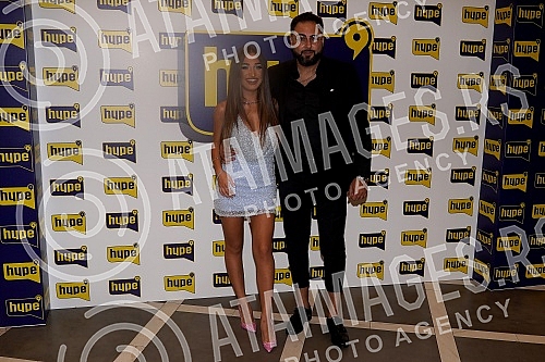 Singer Milica Jokic presented her project 3logija in the restaurant Topciderac, and celebrated with colleagues and associates the first million views for the song Nisi ti.Pevacica Milica Jokic je u restoranu Topciderac predstavila svoj projekat 3lo