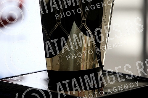 Champion trophy for the NBA was exposed at the mall - Delta City. The cup is named after Larry O'Brien.Pehar namenjen sampionu NBA lige bio je izlozen u Trznom centru - Delta siti. Pehar nosi ime Lerija OBrajena.