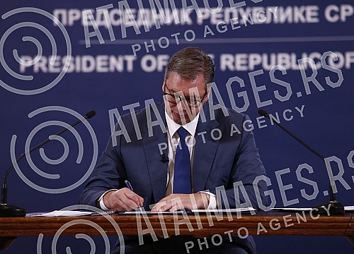 The President of Serbia, Aleksandar Vucic, held a press conference where he announced the name of the representative for the composition of the new Government and spoke about other topics - electricity, gas and Kosovo and Metohija.
Predsednik Srbije The President of Serbia, Aleksandar Vucic, held a press conference where he announced the name of the representative for the composition of the new Government and spoke about other topics - electricity, gas and Kosovo and Metohija.
Predsednik Srbije