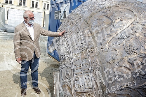 Setting up of he monument to Stefan Nemanja on the plateau of Sava Square has begun. Pocelo postavljanje spomenika Stefanu Nemanji na platou Savskog trga.