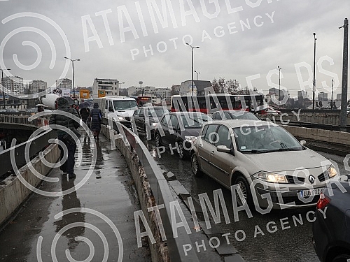 During the day, the busiest roads were blocked due to rain and New Year's euphoria.Tokom dana najprometnije saobracajnice bile su blokirane zbog kise i novogodisnje euforije