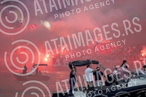 Zvezda's ball on the water - a spectacular celebration of the 32nd title of Serbian champion of fans and football players.Zvezdin bal na vodi - spektakularna proslava 32. titulu sampiona Srbije navijaca i fudbalera.