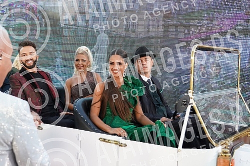 Superfinale of the fifth season of the reality program Zadruga, which is broadcast on Pink TV.
Superfinale pete sezone rijaliti programa Zadruga koji se emituje na televiziji Pink. Superfinale of the fifth season of the reality program Zadruga, which is broadcast on Pink TV.
Superfinale pete sezone rijaliti programa Zadruga koji se emituje na televiziji Pink.