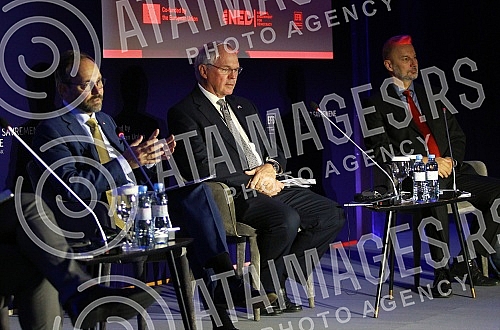 The regional forum on good governance and anti-corruption policies in times of geopolitical uncertainty was opened by the ambassadors of the European Union and the USA to Serbia, Emanuele Giaufret and Christopher Hill.Regionalni forum o dobrom upra