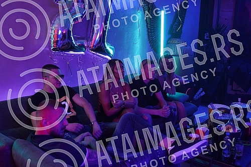 Nenad Marinkovic - Gastoz is directing a video for a new song by the Podgorica group 2L.Nenad Marinkovic - Gastoz rezira spot za novu pesmu podgoricke grupe 2L.