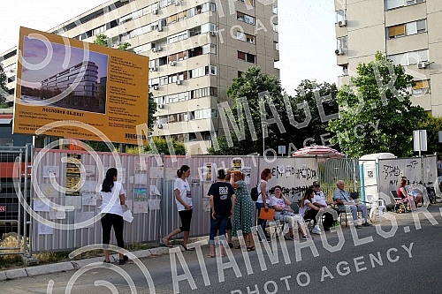 This morning, the Austrian company Drust continued the works in block 37, which angered the residents of the block who took to the streets again.
Austrijska kompanija Drust je jutros nastavila radove u bloku 37, sto je razljutilo stanare bloka koji This morning, the Austrian company Drust continued the works in block 37, which angered the residents of the block who took to the streets again.
Austrijska kompanija Drust je jutros nastavila radove u bloku 37, sto je razljutilo stanare bloka koji