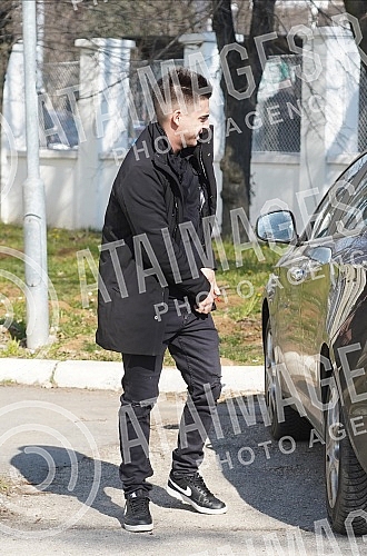 Former participant of the Cooperative and tatoo master Filip Reljic took his wife Marija Masa Reljic (ex Matijevic)and son Vikotra from the maternity hospital Dragisa Misovic.Bivsi ucesnik Zadruge i tatoo majstor Filip Reljic izveo je suprugu Marij